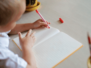 criança usando Material escolar para canhoto